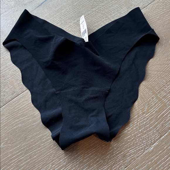NWT Victoria’s Secret Chic Black Very Sex Brazilian Black Panty - Small - Picture 1 of 5